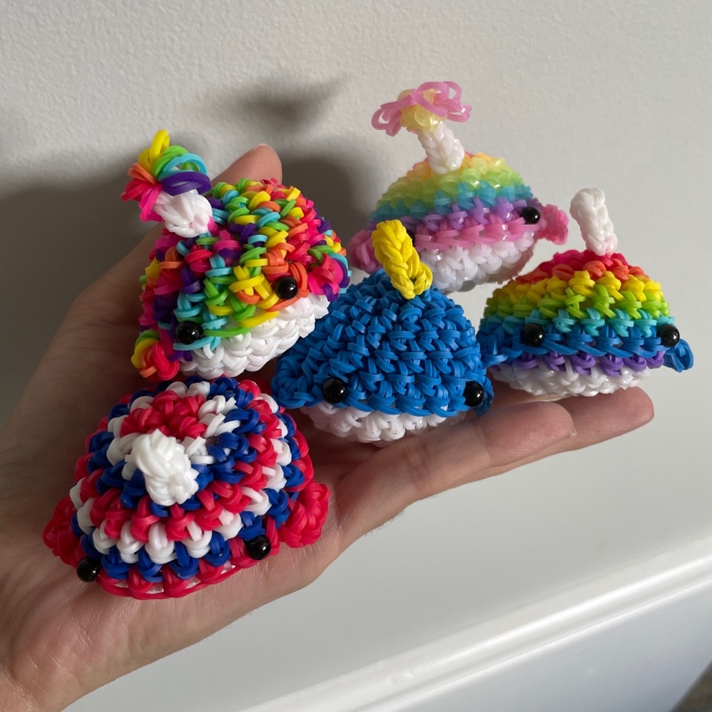 Rainbowloom loomigurumi narwhals